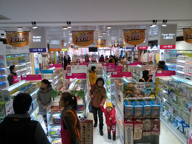 圖2:愛(ài)親母嬰上地專(zhuān)賣(mài)店店內(nèi)展示
