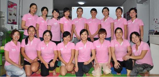 愛(ài)親母嬰有游樂(lè)場(chǎng)、游泳館、育嬰師、催乳師等增值服務(wù)，特別是育嬰師和催乳師，可解決媽媽們?nèi)粘５挠齼弘y題，深受消費(fèi)者青睞，這些體驗(yàn)服務(wù)這為口碑營(yíng)銷提供了良好的傳播保障