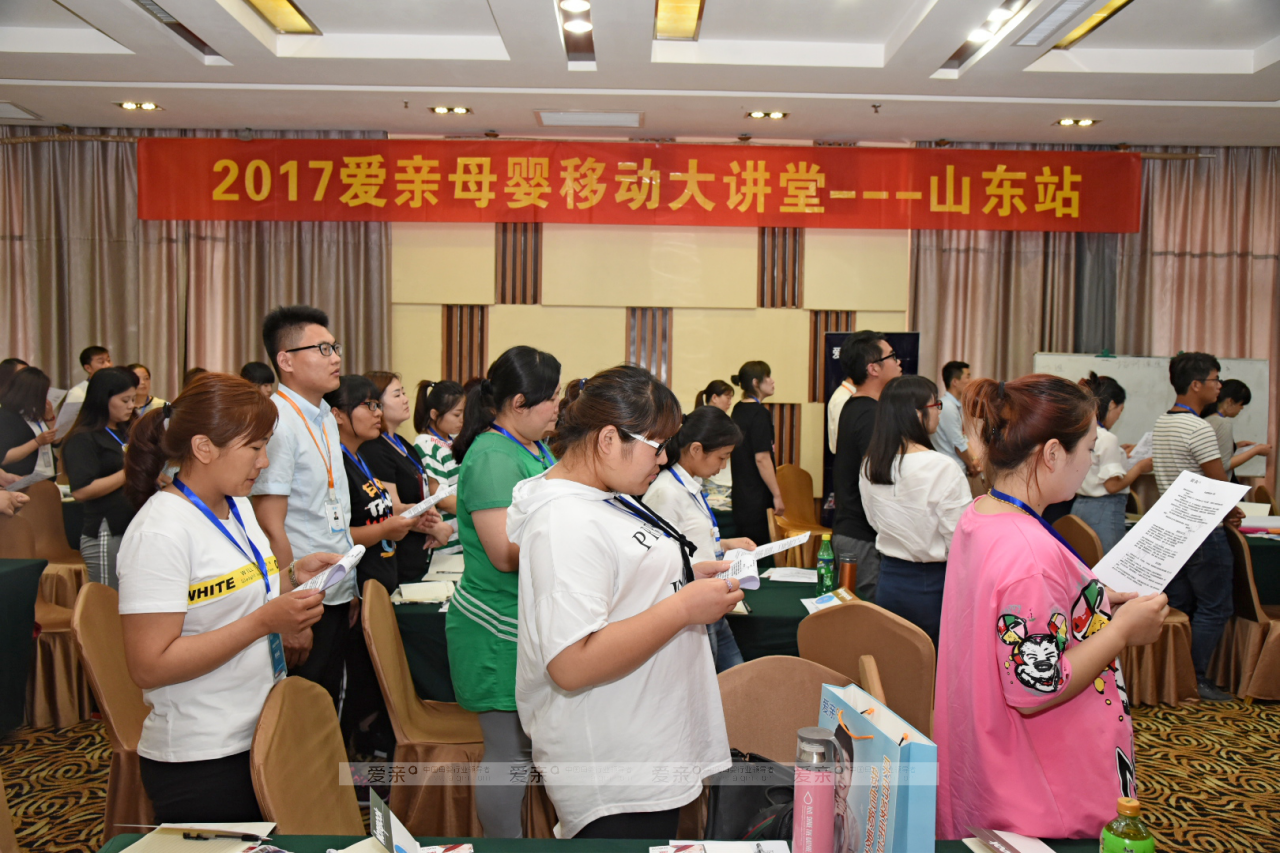加盟商對A品知識進(jìn)行分組演練