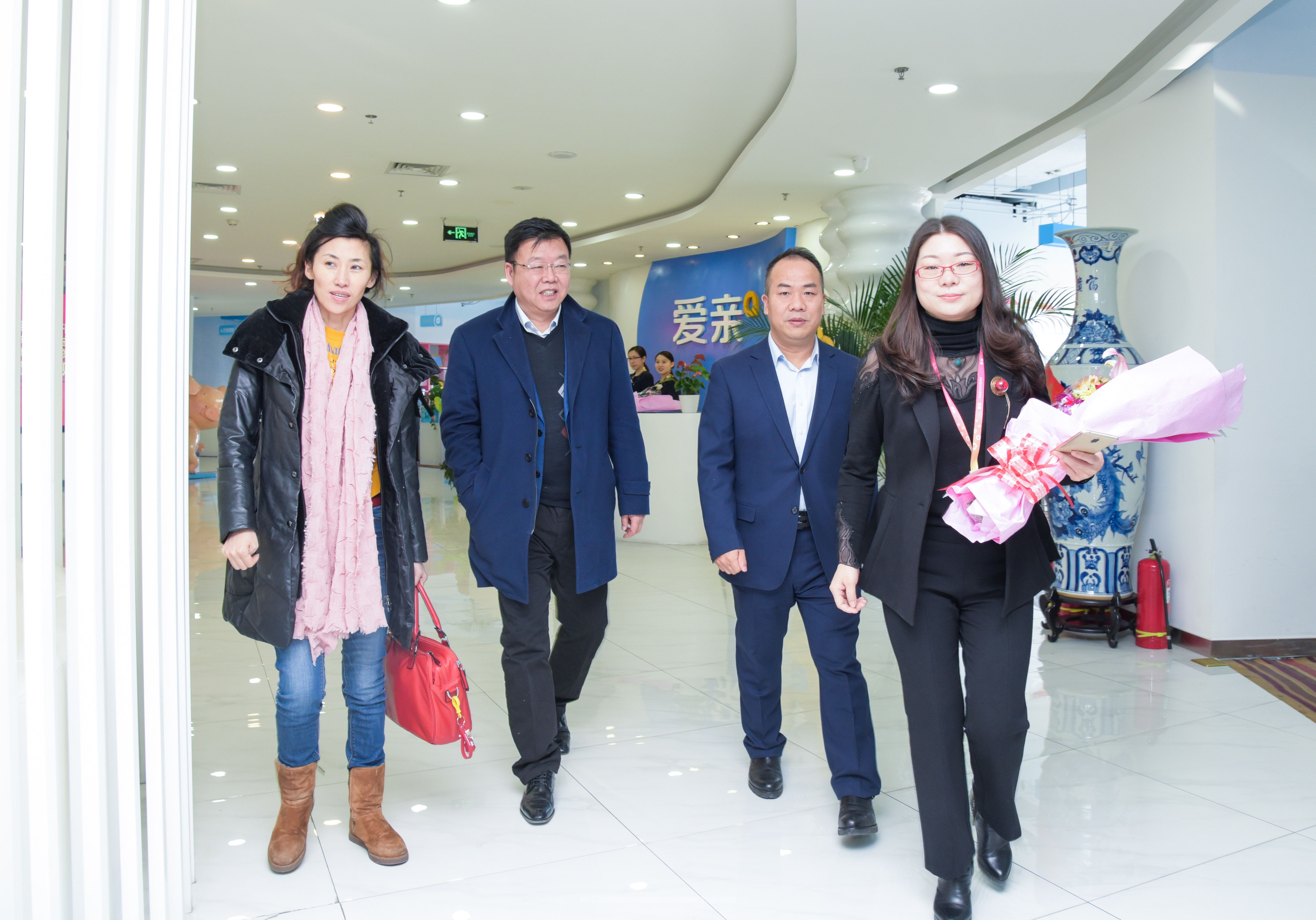 愛親文總陪同全球蛙領導參觀愛親總部