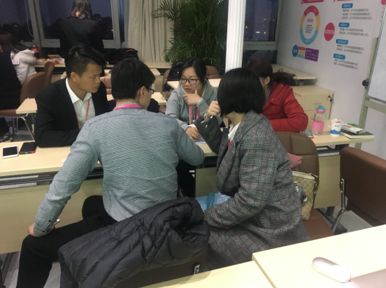 培訓(xùn)中愛(ài)親市場(chǎng)部人員進(jìn)行分組討論(二)