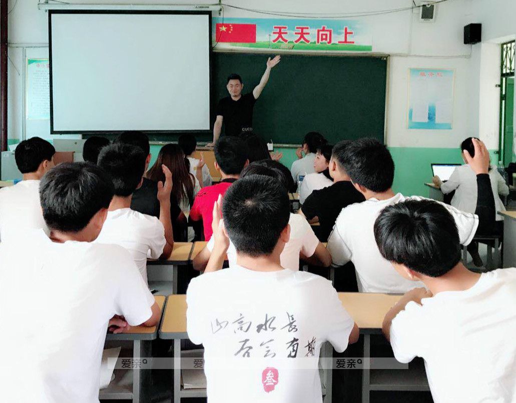 愛(ài)親學(xué)院姜院長(zhǎng)為學(xué)生授課