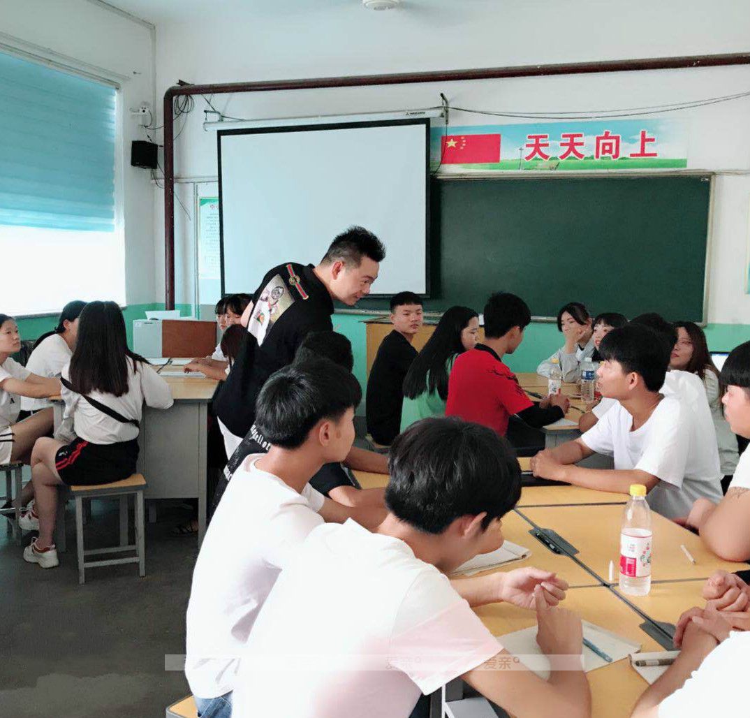愛(ài)親學(xué)院培訓(xùn)課堂上的團(tuán)隊(duì)訓(xùn)練游戲(一)